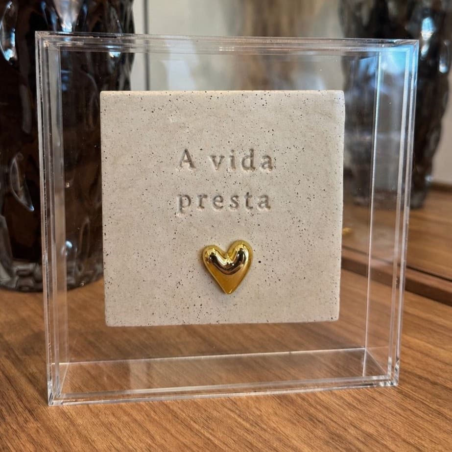Quadro em acrílico com placa em cerâmica fria e frase, da linha 01 da Deliluz Decor