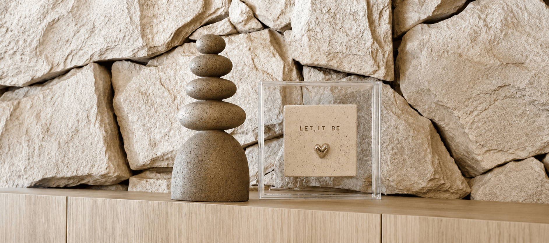 Quadro em acrílico com a frase 'let it be'