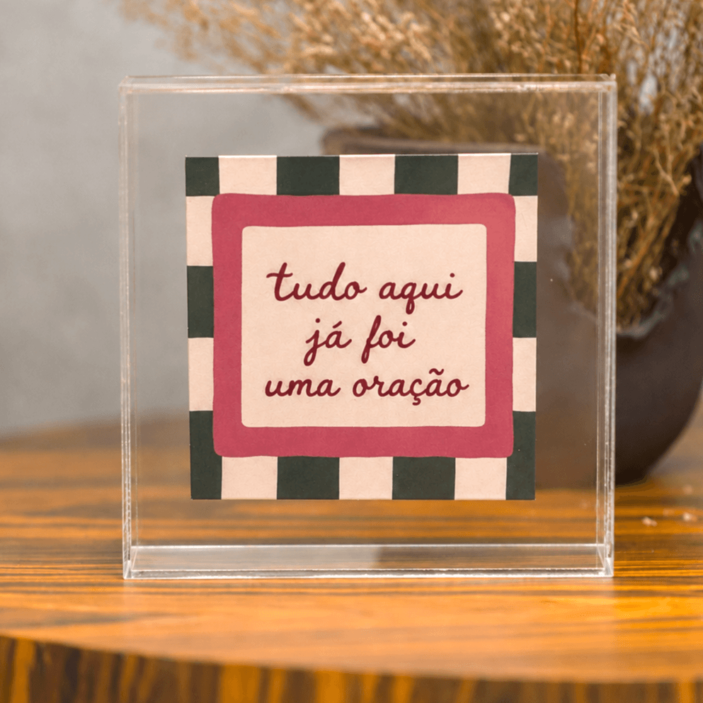 Quadro em acrílico com a frase 'tudo aqui já foi oração'