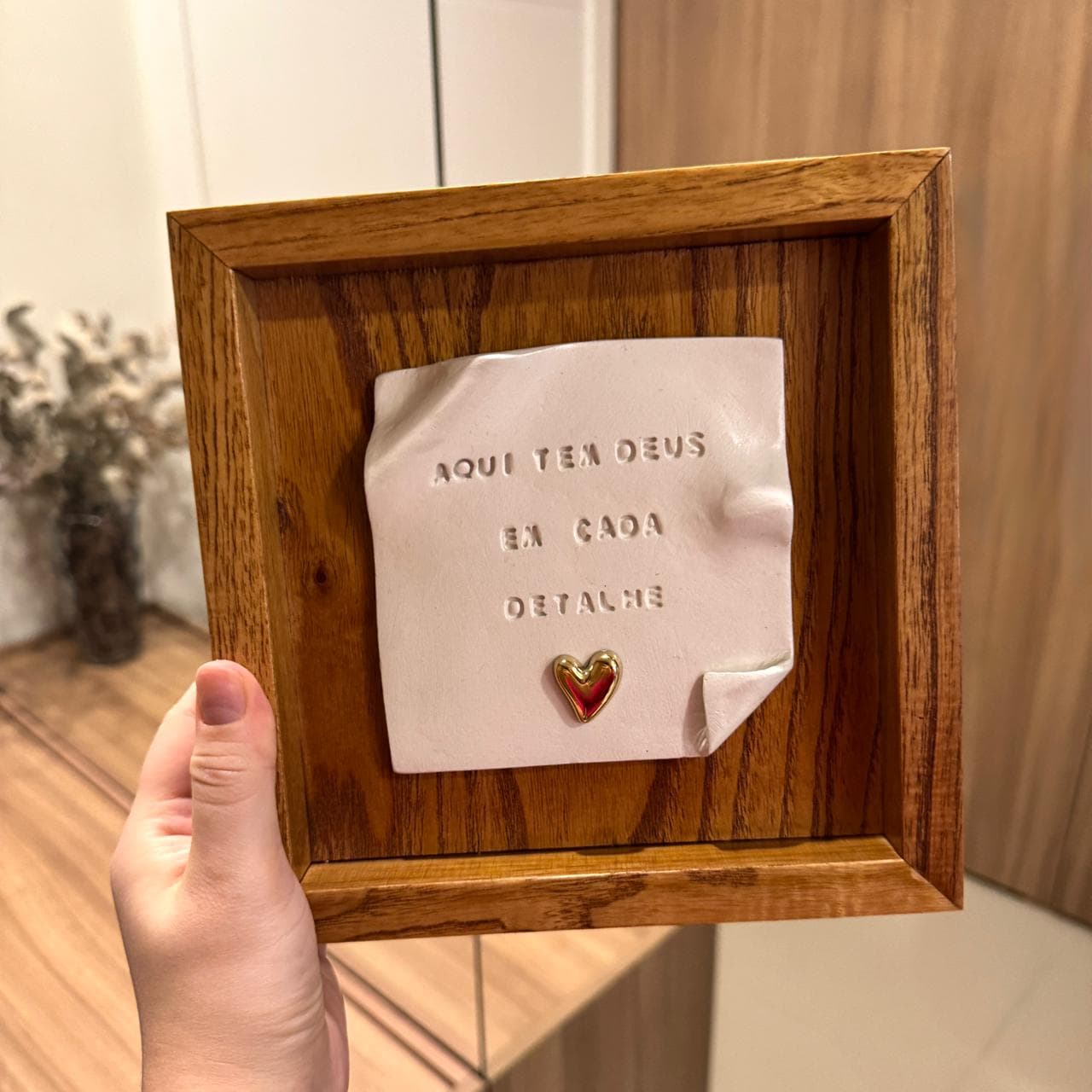Detalhe de quadro com moldura de madeira verdadeira